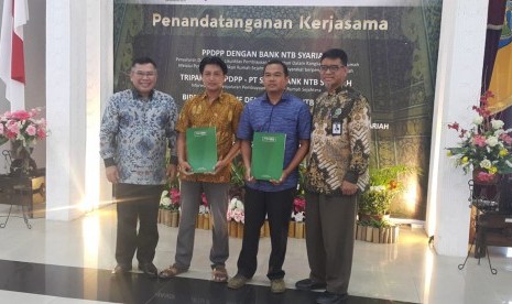 PT Sarana Multigriya Finansial (Persero) melaksanakan penandatanganan kerja sama penyaluran KPR iB SMF Pasca Bencana kepada ASN dengan Bank NTB Syariah, serta kerja sama Tripatrit antara SMF, BLU PPDPP, Bank NTB Syariah terkait penyaluran Dana KPR FLPP Sejahtera yang berlangsung pada hari ini,  Kamis (28/2) di Lombok, NTB.