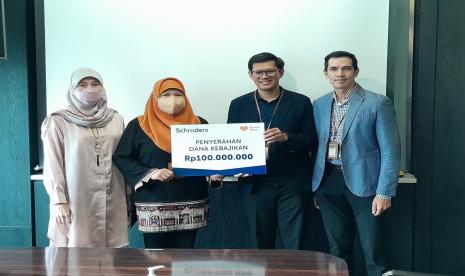 PT Schroder Management Investment Indonesia menyerahkan bantuan untuk penyintas gempa Cianjur melalui Rumah Zakat.