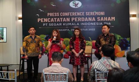 PT Segar Kumala Indonesia Tbk mencatatkan perdana sahamnya di Bursa Efek Indonesia (BEI) pada Selasa (9/8/2022). Pada perdagangan perdananya di pasar sekunder, Segar Kumala Indonesia dibuka Rp 402 atau naik 3,6 persen dari harga penawaran umum perdana (initial public offering/IPO) Rp 388. 