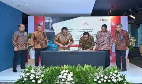 PT Semen Indonesia (Persero) Tbk (SIG) dan Lembaga Pengelola Dana Pendidikan (LPDP) Kementerian Keuangan Republik Indonesia melakukan penandatanganan Nota Kesepahaman (Memorandum of Understanding/MoU) kerja sama pendanaan riset untuk mendukung aktivitas penelitian dan pengembangan sparepart pabrik milik SIG. Penandatanganan MoU dilakukan oleh Direktur Utama SIG, Donny Arsal dan Direktur Utama LPDP, Andin Hadiyanto di Jakarta, Jumat (6/1).