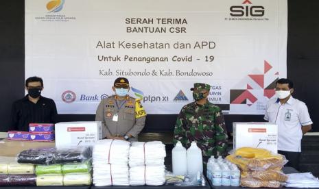   PT Semen Indonesia (Persero) Tbk (SIG) menyerahkan bantuan Alat Kesehatan (Alkes) dan Alat Pelindung Diri (APD) kepada Gugus Tugas Penanganan Covid-19 Kabupaten Situbondo di Sekretariat Posko Gugus Tugas Percepatan Penanganan Covid-19 Kabupaten Situbondo.