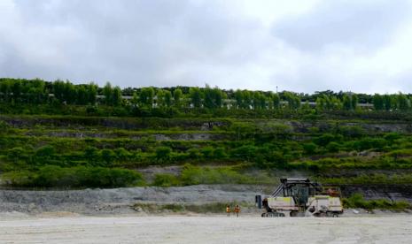 PT Semen Indonesia (Persero) Tbk telah menerapkan inovasi teranyar yang dinamai Quarry Mining Command Center (QMCC). Hal ini guna membantu optimalisasi aktivitas pengawasan dan membuat operasional tambang menjadi lebih efektif dan efisien.