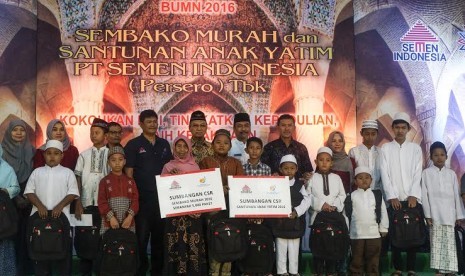 PT Semen Indonesia salurkan sembako dan santunan anak yatim 