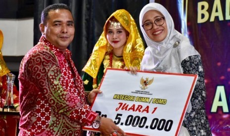 PT Semen Padang kembali meraih juara 1 pada Penganugerahan Pemeringkatan Badan Publik se-Sumatera Barat (Sumbar) Tahun 2019 untuk kategori BUMN/BUMND yang digelar oleh Komisi Informasi Provinsi Sumbar.