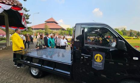 PT Sokon Indonesia Auto Mobile menyerahkan bantuan hibah satu buah mobil pick up.