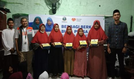 PT Sriboga Flour Mill bersama Rumah Zakat secara simbolis menyalurkan 5.909 paket Berbagi Berkah Buka Puasa di Daerah Tanjung Mas, Semarang Utara.