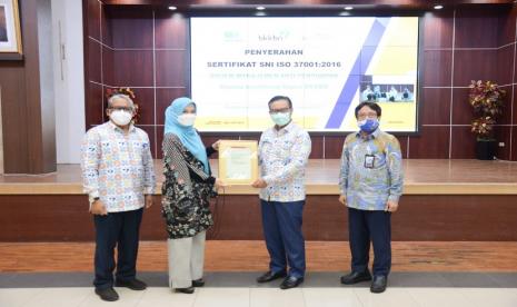 PT SUCOFINDO (Persero) menyerahkan Sertifikat SNI ISO 37001 : 2016 tentang Sistem Manajemen Anti Penyuapan (SMAP) kepada Badan Kependudukan dan Keluarga Berencana Nasional (BKKBN) yang diberikan secara langsung oleh Direktur Komersial 1 SUCOFINDO, Herliana Dewi kepada Kepala BKKBN, Hasto Wardoyo yang turut dihadiri Kepala Badan Standardisasi Nasional, Kukuh S. Achmad. 