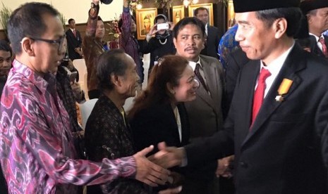 PT Sumber Alfaria Trijaya Tbk (Alfamart Alfamidi) menyalurkan bantuan kepada keluarga pahlawan nsional di TMP Kalibata, Jakarta Selatan, Kamis (10/11),  yang dihadiri Presiden RI Joko Widodo dan Mensos Khofifah Indar Parawansa.