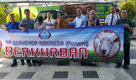 PT Surveyor Indonesia menyalurkan hewan kurban kepada masyarakat di beberapa daerah.