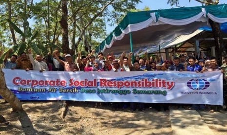 PT Surveyor Indonesia menyalurkan tanggung jawab korporasi (CSR) berupa penyaluran air bersih ke Desa Jatirunggo, Kecamatan Pringapus, Kabupaten Semarang, Jawa Tengah, Sabtu (19/9).