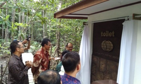 PT Surveyor Indonesia (PTSI) memberikan bantuan toilet umum dan bibit pohon mangrove di Kawasan Mangrove Center, Balikpapan. Kredit foto: Dok PTSI