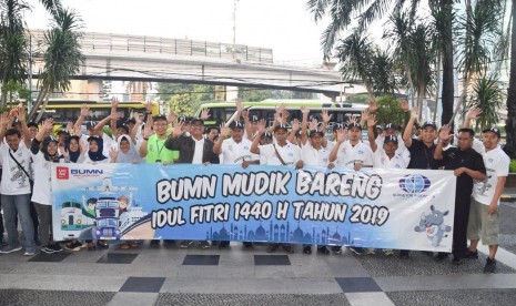 PT Surveyor Indonesia tahun ini memberangkatkan 550 pemudik ke enam kota, menggunakan bus dan kapal laut.