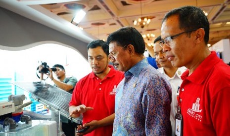 Menteri Komunikasi dan Informatika RI Johnny G. Plate (tengah) saat mengunjungi booth Smart City Nusantara dalam acara Closing Ceremony Gerakan Menuju 100 Smart City di Jakarta, Selasa (6/11).   