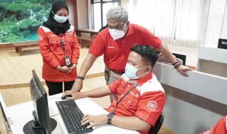 PT Telkom Indonesia (Persero) Tbk (Telkom) kembali melakukan modernisasi jaringan 100 persen full fiber sebagai wujud komitmen untuk mempercepat digitalisasi di seluruh Ibukota Kabupaten (IKK) di Indonesia. Kali ini Direktur Network & IT Solution Telkom, Herlan Wijanarko meresmikan Sumsel Modern Broadband Province yang ditandai dengan pemotongan kabel tembaga secara virtual dan digital di STO Talang Kelapa, Palembang diikuti di tiga lokasi lainnya yaitu di Datel Prabumulih, Datel Lubuk Linggau, dan Datel Baturaja melalui video conference (22/4).