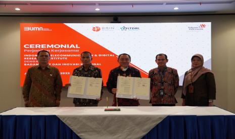 PT Telkom Indonesia (Persero) Tbk (Telkom) melalui Indonesia Telecommunication and Digital Research Institute (ITDRI) bersama Pusat Riset Ekonomi Makro dan Keuangan Badan Riset dan Inovasi Nasional (Pusris EMK BRIN) melakukan kolaborasi riset secara berkala di Mandalika, Nusa Tenggara Barat. Pusris EMK BRIN menilai bahwa ITDRI memiliki kapabilitas dalam hal Learning, Research, andInnovation untuk menyukseskan kolaborasi ini.