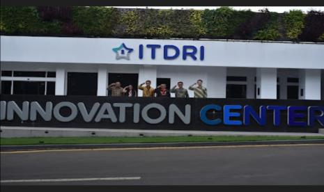 PT Telkom Indonesia (Persero) Tbk (Telkom) melalui Indonesia Telecommunication and Digital Research Institute (ITDRI) sebagai salah satu BUMN yang bergerak di bidang teknologi digital turut berupaya mempercepat proses transformasi digital di Indonesia. 