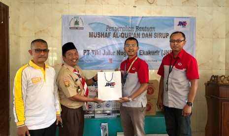 PT Tiki Jalur Nugraha Ekakurir (JNE) yang bergerak di bidang jasa pengiriman mendistribusikan 1.000 mushaf Alquran. 