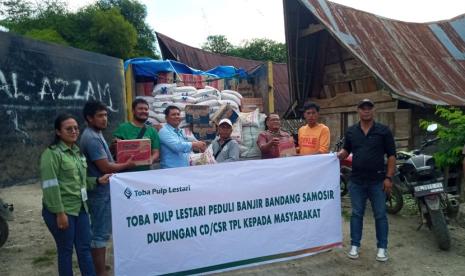  PT Toba Pulp Lestari Tbk melalui program CSR memberikan bantuan bagi korban musibah banjir bandang yang terjadi empat desa di Siparmahan, Dolokraja, Hariarapohan, Sampurtoba, Kecamatan Harian, Kabupaten Samosir . Banjir bandang Samosir terjadi pada Senin (13/11/2023) sekira pukul 19.30 Wib, yang disertai hujan lebat. 