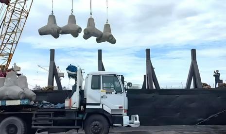 PT Varia Usaha Beton (VUB), unit usaha PT Semen Indonesia Tbk (SIG), pada Juli 2023 memasok 2.630 unit pemecah gelombang jenis tetrapod di Pulau Fani, Raja Ampat, Papua Barat Daya. Proyek ini merupakan upaya pelestarian kawasan wisata Raja Ampat yang telah ditetapkan sebagai destinasi wisata prioritas oleh pemerintah.