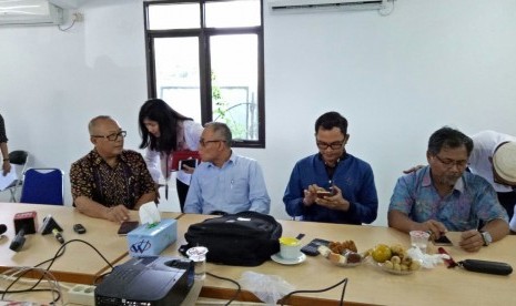 State-owned company PT Waskita Karya and representatives of Public Works and Housing (PUPR) Ministry hold a press conference related to incident at Becakayu toll road project, Jakarta, on Tuesday (Feb 20). 