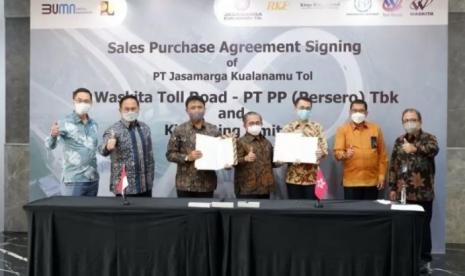 PT Waskita Karya (Persero) Tbk melalui anak usahanya yaitu PT Waskita Toll Road dan Kings Ring Ltd. telah menandatangani kesepakatan jual beli 30 persen saham PT Jasa Marga Kualanamu Tol (JMKT) dengan nilai transaksi sebesar Rp 824 Miliar.