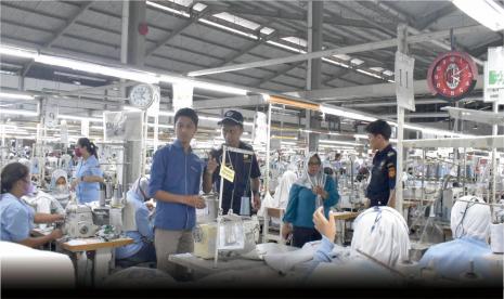 PT YB Apparel Jaya, perusahaan yang berlokasi di Kabupaten Temanggung pada Kamis (13/7/2023) memberangkatkan dua kontainer berisikan 1.480 karton produk garmen ke negara Amerika Serikat (USA).