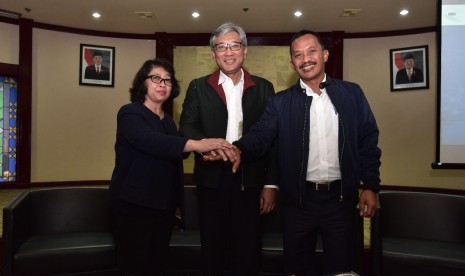 PTH Direktur Utama PT Pertamina Gas Indra Setyawati (kiri), Direktur PIMR PT Pertamina (Persero) Gigih Prakoso (tengah), Direktur Utama PT Perusahaan Gas Negara Tbk Jobi Triananda Hasjim (kanan) berfoto bersama saat Konferensi Pers Holding Migas PGN - Pertagas di Kantor Kementerian BUMN RI, Jakarta, Senin (21/5).