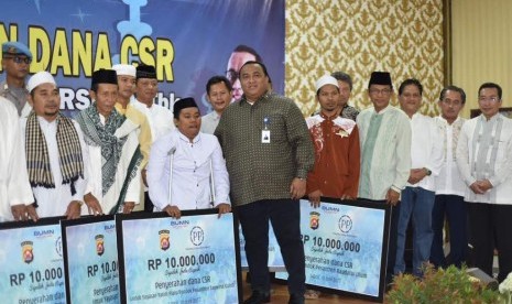 PTPP menyerahkan bantuan dana untuk pesantren.