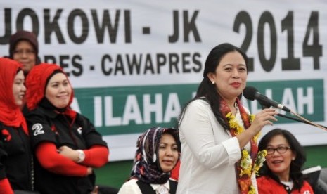 Puan Maharani berorasi politik di depan ibu-ibu majelis ta'lim saat mengikuti dzikir bersama untuk capres cawapres Joko Widodo-Jusuf Kalla di Makassar, Sulsel, Kamis (19/6). 