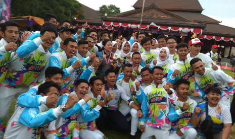 Coordinating Minister for Human Development and Culture Puan Maharani and INAPGOC Chairman Raja Sapta Oktohari pose with Asian Para Games 2018 volunteer.