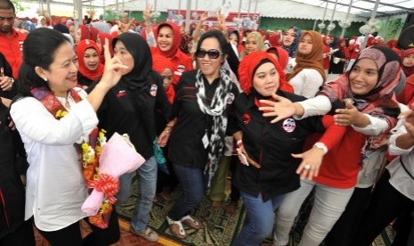 Puan Maharani (kiri) menyapa ibu-ibu majelis ta'lim saat mengikuti dzikir bersama untuk capres cawapres Joko Widodo-Jusuf Kalla di Makassar, Sulsel, Kamis (19/6). 