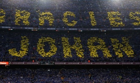 Publik Camp Nou memberikan penghormatan kepada Johan Cruyff saat duel el Clasico.