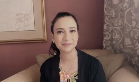 Selebritas yang juga pembawa acara, Shahnaz Haque, merupakan penyintas kanker ovarium.