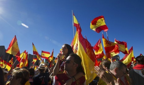  Publik memenuhi Alun-Alun Colon di Madrid, Spanyol, (7/10). Ribuan orang pro penyatuan Spanyol membawa bendera Spanyol sebagai bentuk protes terhadap pemerintah daerah Katalunya yang ingin merdeka dari Spanyol.