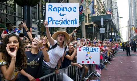 Publik menyambut rombongan Timnas Putri AS dalam parade Ticker-Tape di sepanjang Canyon of Heroes, New York, Kamis (11/7).