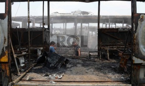 Puing bus transjakarta yang terbakar di pool PT Trans Batavia, Rawa Buaya, Jakarta Barat.   (Republika/Yasin Habibi)