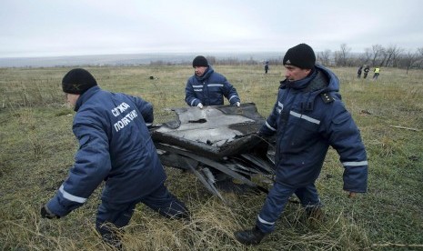 Puing pesawat Malaysia Airlines MH17 yang ditembak jatuh di Donetsk mulai dipindahkan untuk dibawa ke Belanda dan diteliti lebih lanjut.