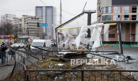 Puing-puing benda tak dikenal setelah ledakan di Kiev, Ukraina, 24 Februari 2022. Presiden Rusia mengizinkan operasi militer khusus di wilayah Donbass Ukraina. Pasukan Rusia memasuki Ukraina sementara Presiden negara itu Volodymyr Zelensky berbicara kepada bangsa itu untuk mengumumkan pemberlakuan darurat militer.