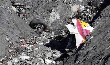 Puing-puing pesawat Airbus A320 maskapai Germanwings terlihat di Seyne-les-Alpes, pegunungan Alpen, Prancis, Kamis (26/3). 