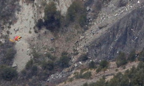 Puing-puing pesawat Germanwings terlihat di Pegunungan Alpen