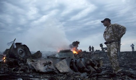 Puing-puing pesawat MH-17 yang jatuh di Ukraina, Kamis (17/7).