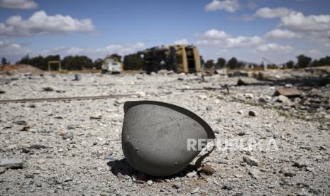 Puing-puing yang berserakan di lokasi serangan Israel di pangkalan udara militer dekat Hama, Suriah, Kamis, 3 April 2025. Serangan itu disebut sebagai peringatan bagi Turki.
