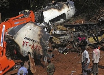 Puing-puing Air India yang mengalami kecelakaan di Mangalore, India.