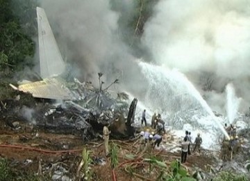 Puing-puing pesawat Air India yang jatuh di perbukitan dekat bandara Mangalore, India, Sabtu (22/5)