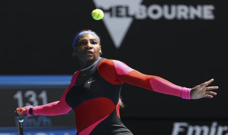 Pukulan forehand petenis dari Amerika Serikat Serena Williams mengenai Aryna Sabalenka dari Belarusia pada pertandingan putaran keempat mereka di kejuaraan tenis Australia Terbuka di Melbourne, Australia, Minggu, 14 Februari 2021.