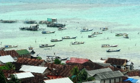 Pulau Karimunjawa seluas 107.225 hektar dan memiliki keindahan alam baik di darat maupun di bawah laut tersebut, menjadi ikon pariwisata Jawa Tengah.