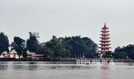 Pulau Kemaro yang terletak di tengah Sungai Musi dengan Pagoda dan wihara tempat beribadah umat Tridharma di tengahnya yang selalu ramai dikunjungi pada saat Imlek dan Cap Go Meh.