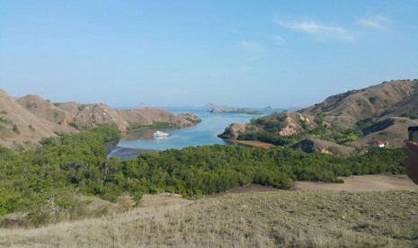 Teluk Loh Buaya dilihat dari puncak Pulau Rinca di Pulau Komodo. Pemerintah melakukan penataan sarana dan prasarana penunjuang wisata di Loh Buaya sebagai bagian dari wisata premium Labuan Bajo.