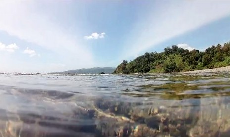 Pulau Kunti, kawasan Geopark Ciletuh, Sukabumi, Jawa Barat