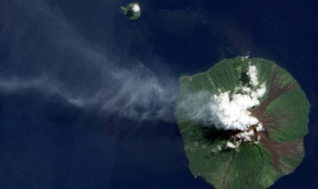 Pulau Manam adalah kerucut vulkanik yang menjulang keluar dari laut di utara daratan Papua Nugini.